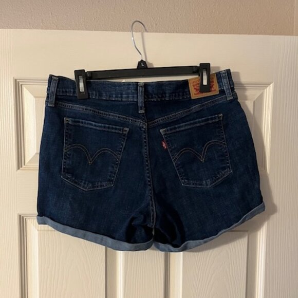 Levis Mid Length Short - Picture 2 of 3